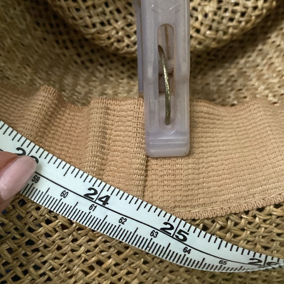 The straw summer hat with red ribbon decor in good condition - Picture 12 of 12